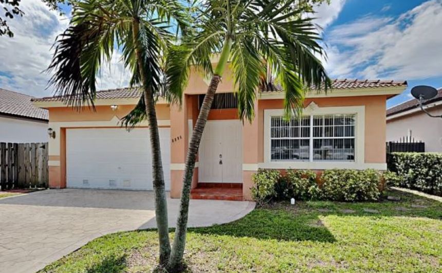 Decent 3 bd  2 ba family house in Miami Lakes